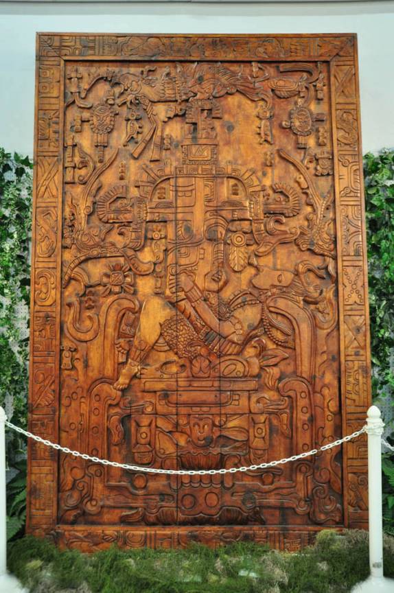 Antigo mural maia que mostraria, segundo interpretações, encontros com ETs, em exposição no Museu de Roswell, no Novo México, nos Estados Unidos